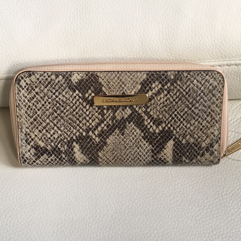 Michael Kors Zip Around wallet